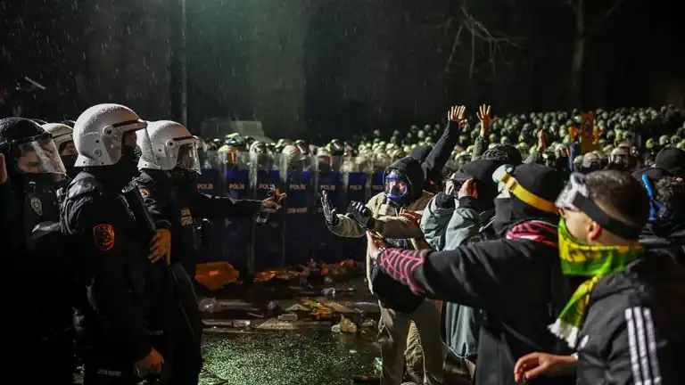 İstanbul'da İzinsiz Gösteri: 3 Kişiye 4 Yıla Kadar Hapis İstemi